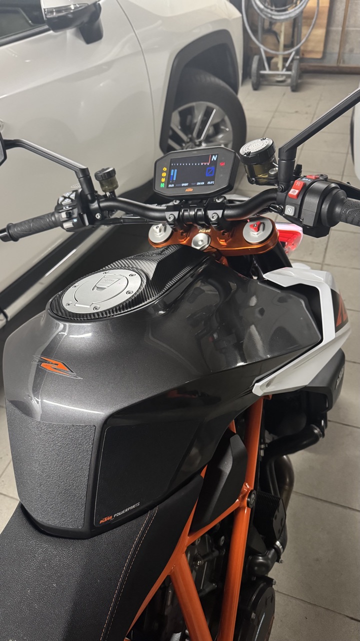 KTM 1290 super duke R