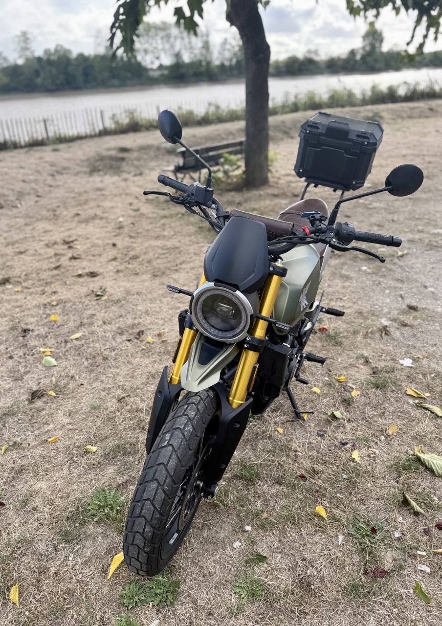 Moto Morini Seiemmezzo 650, modèle 2023, dans un m