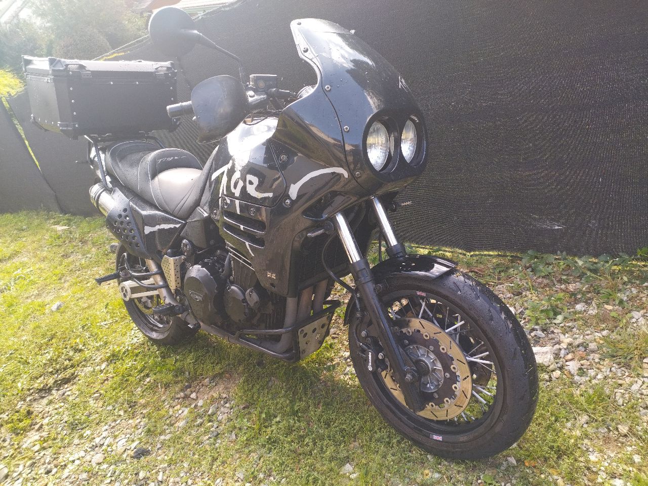 Triumph tiger 885 