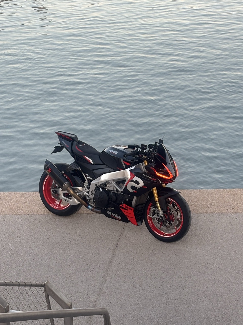 Aprilia tuono V4 1100 factory