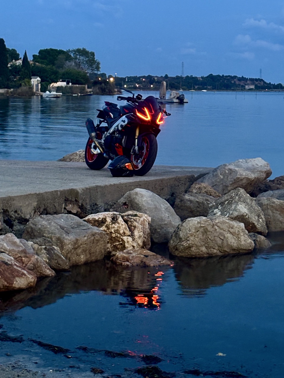 Aprilia tuono V4 1100 factory