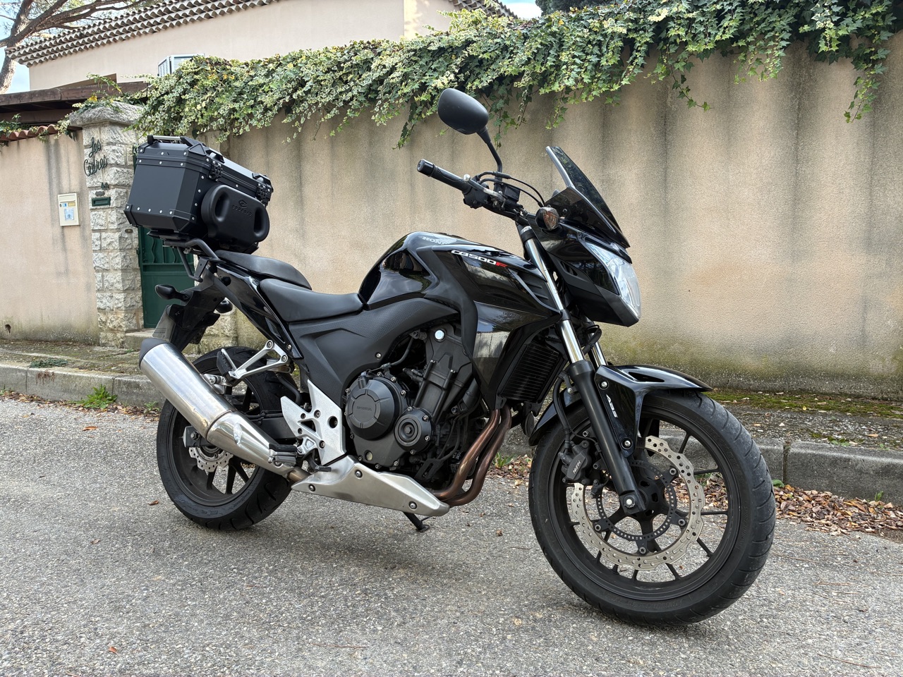 Belle cb500f noire avec bulle et top case