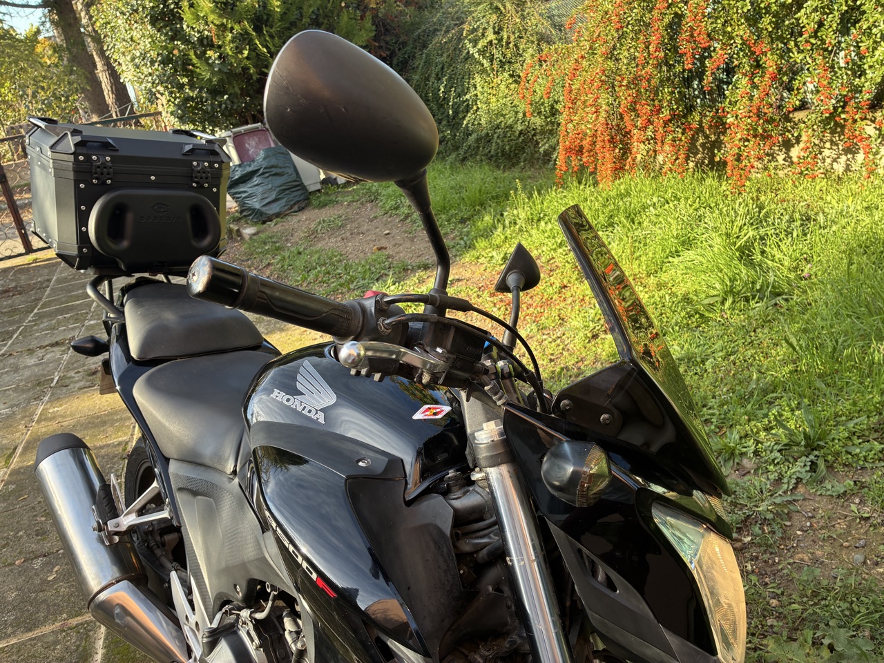 Belle cb500f noire avec bulle et top case