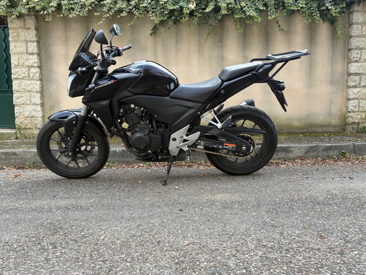 Belle cb500f noire avec bulle et top case