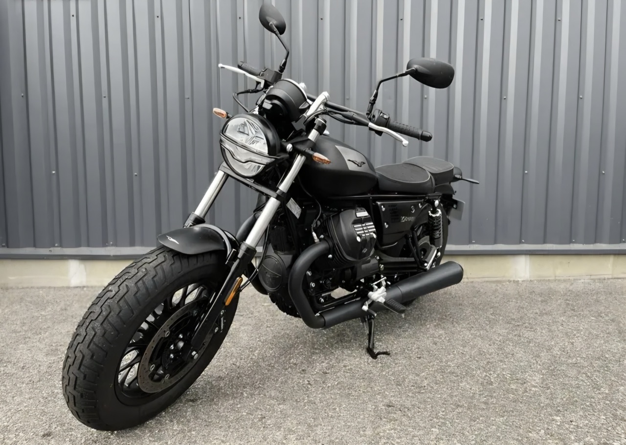 Moto Guzzi V9 BOBBER 850 cm3