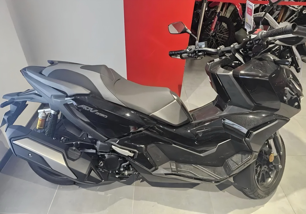 Royal Enfield HNTR REBEL BLACK