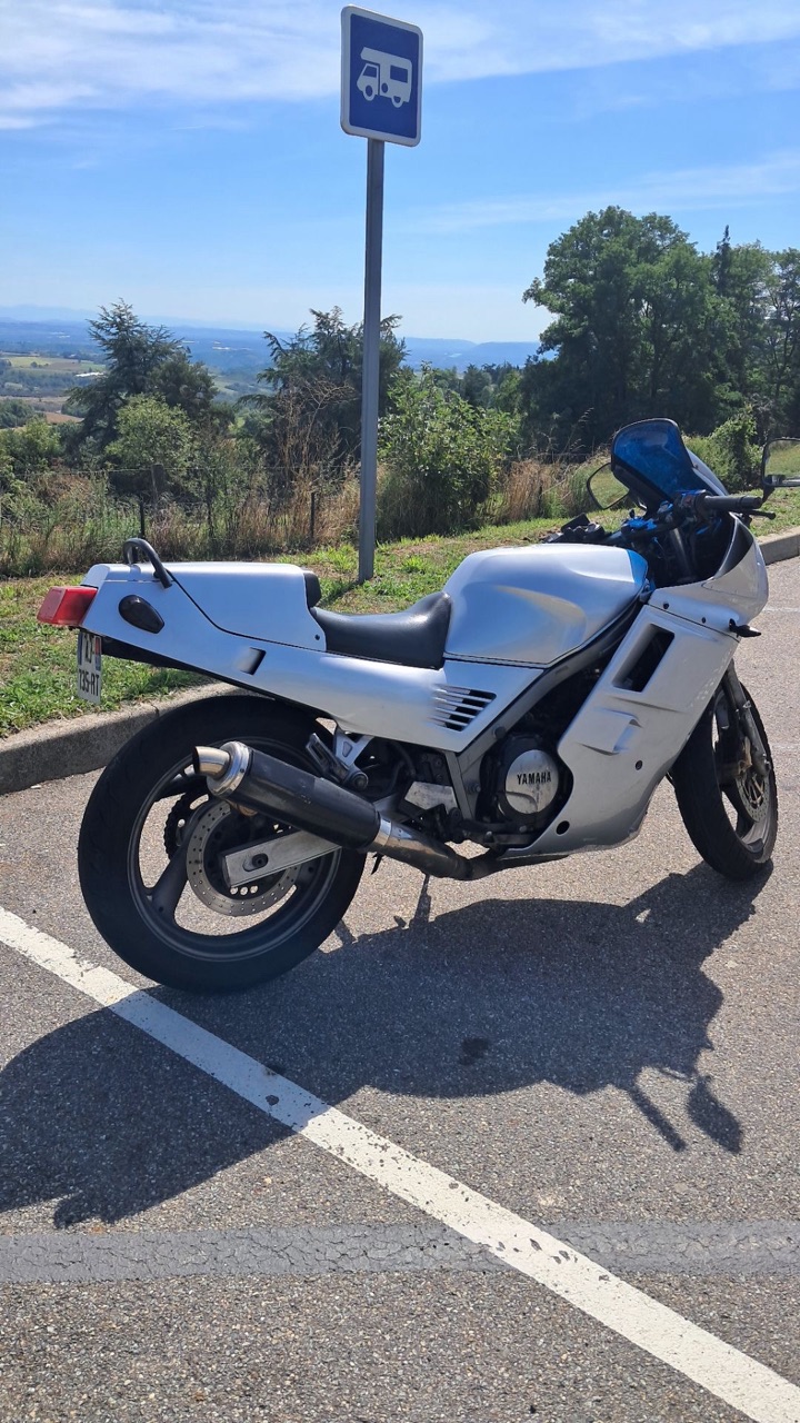 Yamaha fzh 750