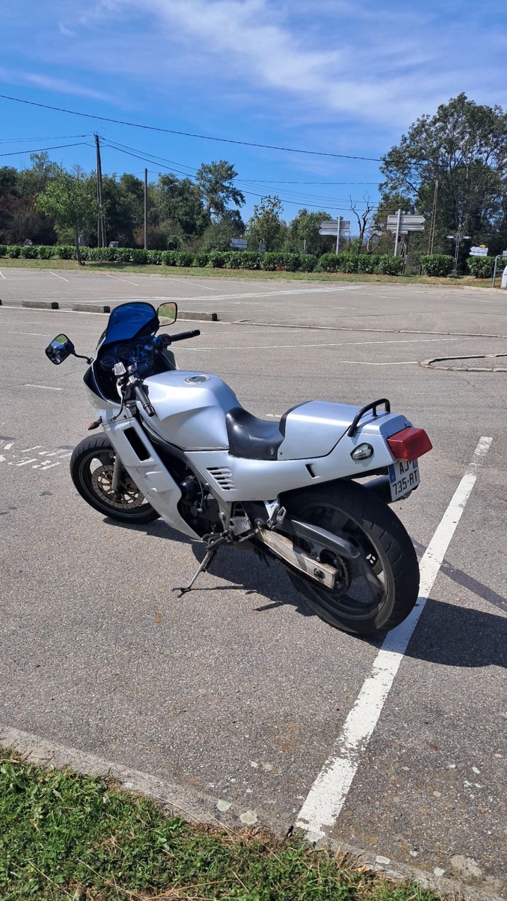 Yamaha fzh 750