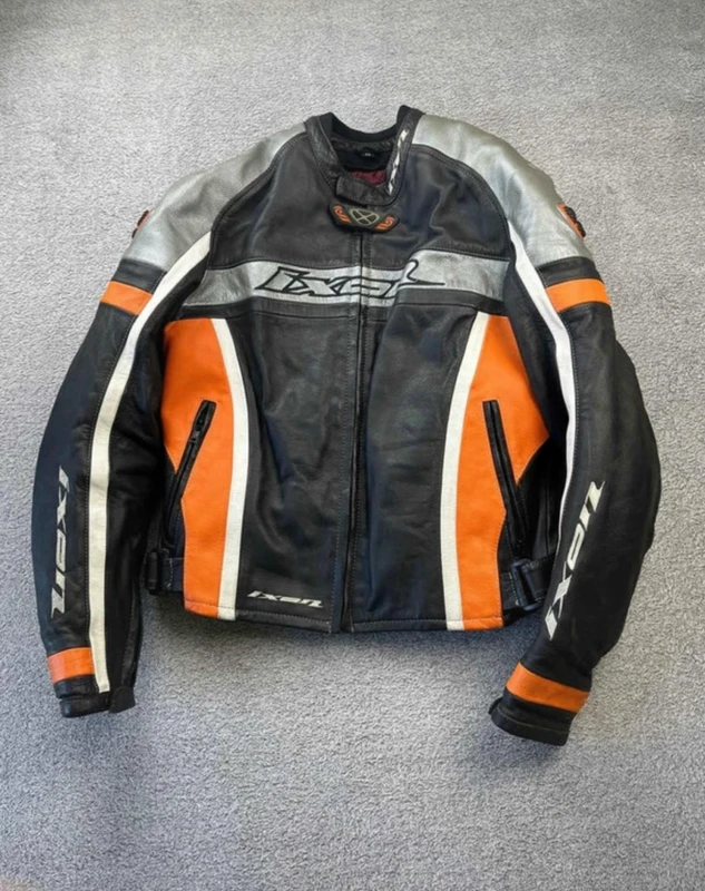 Blousons de moto orange et noir ixon S parfait