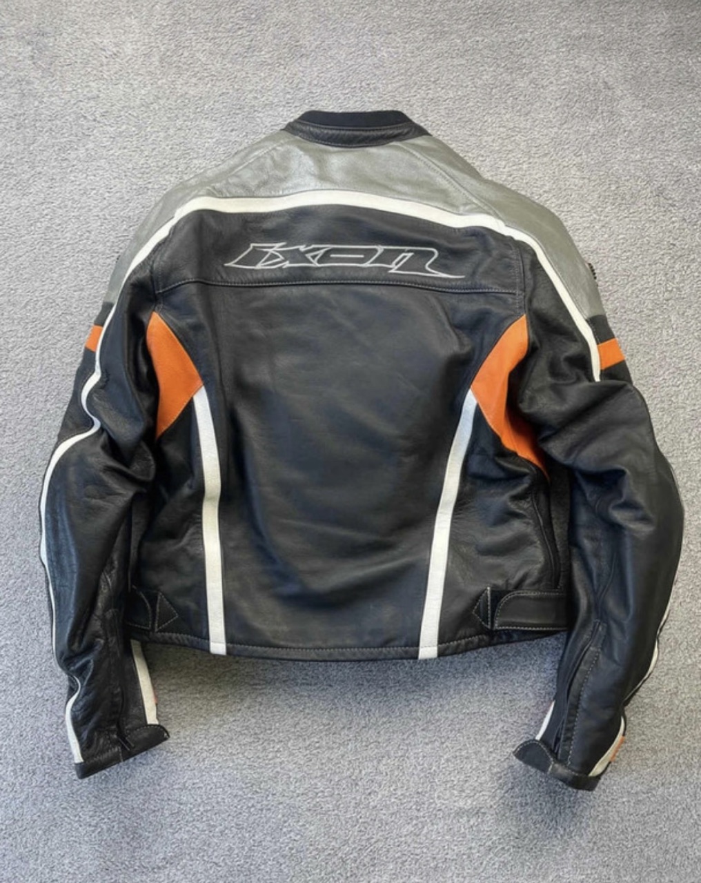 Blousons de moto orange et noir ixon S parfait